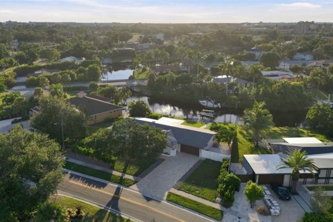 House in Sarasota, Florida 3 bedrooms, 197.23 sq.m. № 2373879