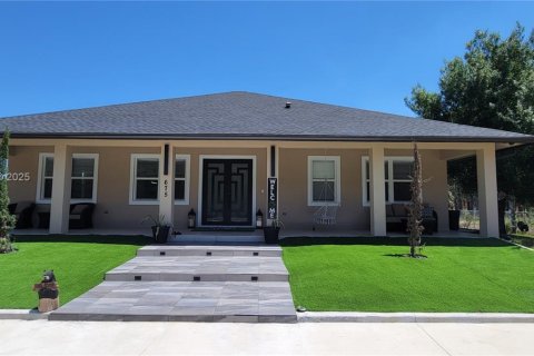 House in Clewiston, Florida 3 bedrooms № 1701043 - photo 1