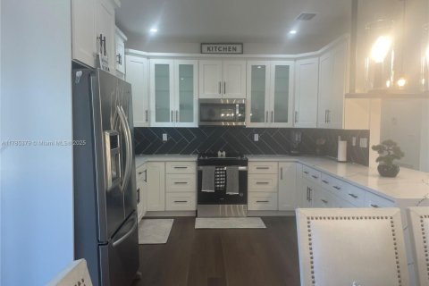 House in Clewiston, Florida 3 bedrooms № 1701043 - photo 10