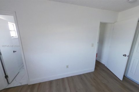 Appartement à louer à Hialeah, Floride: 2 chambres, 74.32 m2 № 2334537 - photo 2