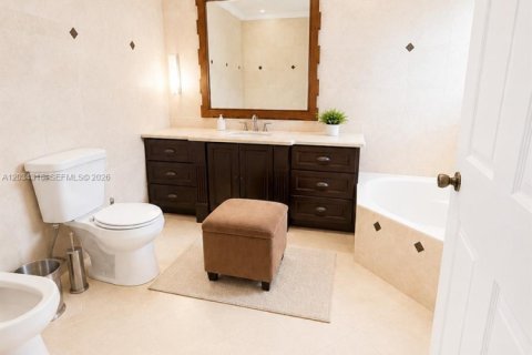 Villa ou maison à vendre à Miami, Floride: 4 chambres, 185.15 m2 № 2086386 - photo 19