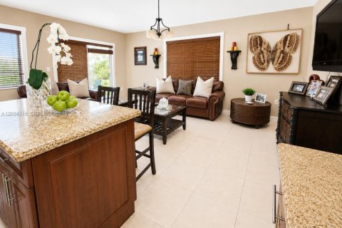Villa ou maison à vendre à Miami, Floride: 4 chambres, 185.15 m2 № 2086386 - photo 14