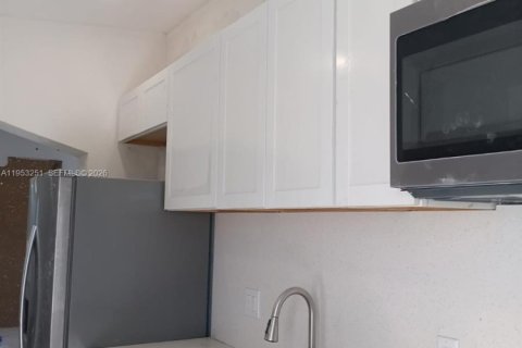 Casa en venta en Pompano Beach, Florida, 2 dormitorios, 72.74 m2 № 2010543 - foto 2