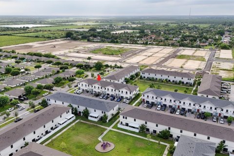 Снять в аренду таунхаус в Флорида-Сити, Флорида 3 спальни, 136.19м2, № 1953135 - фото 2