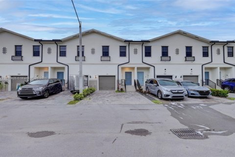 Снять в аренду таунхаус в Флорида-Сити, Флорида 3 спальни, 136.19м2, № 1953135 - фото 1
