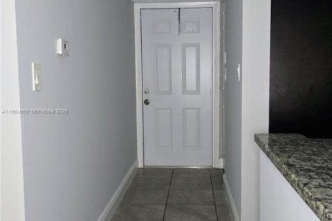 Copropriété à louer à Tamarac, Floride: 2 chambres, 88.16 m2 № 2025457 - photo 3