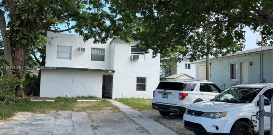 House in Miami, Florida 4 bedrooms, 210.33 sq.m. № 2184708