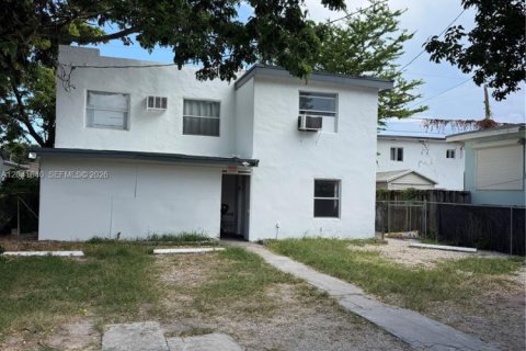 House in Miami, Florida 4 bedrooms, 210.33 sq.m. № 2184708 - photo 2
