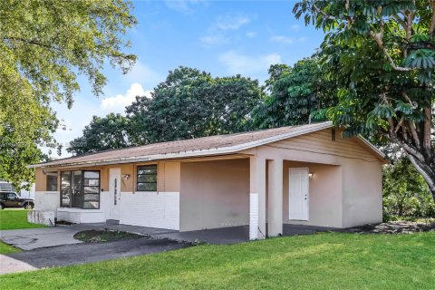 Villa ou maison à louer à Margate, Floride: 3 chambres, 163.32 m2 № 1891756 - photo 2