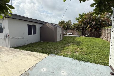 House in Hialeah, Florida 4 bedrooms, 163.88 sq.m. № 2082132 - photo 19