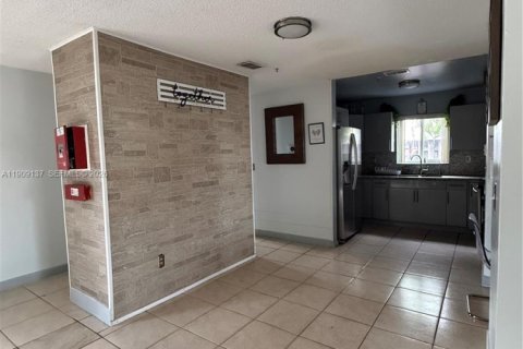 House in Hialeah, Florida 4 bedrooms, 163.88 sq.m. № 2082132 - photo 4