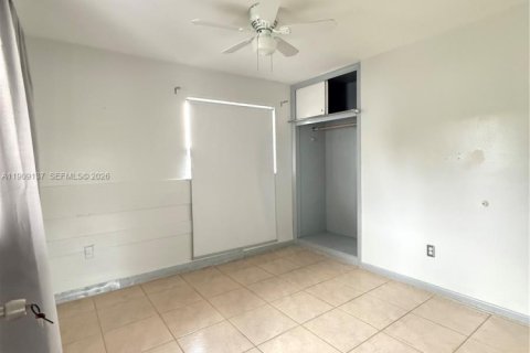 House in Hialeah, Florida 4 bedrooms, 163.88 sq.m. № 2082132 - photo 11