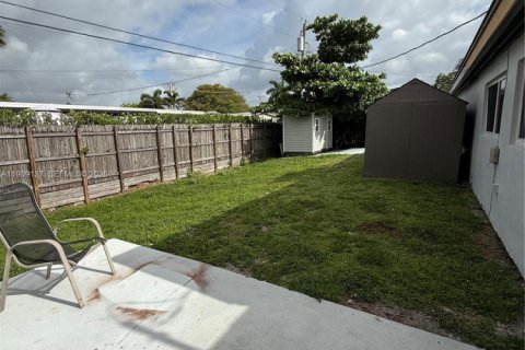 House in Hialeah, Florida 4 bedrooms, 163.88 sq.m. № 2082132 - photo 20