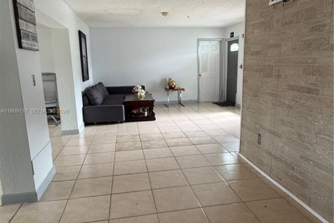 House in Hialeah, Florida 4 bedrooms, 163.88 sq.m. № 2082132 - photo 3