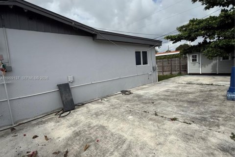 House in Hialeah, Florida 4 bedrooms, 163.88 sq.m. № 2082132 - photo 17