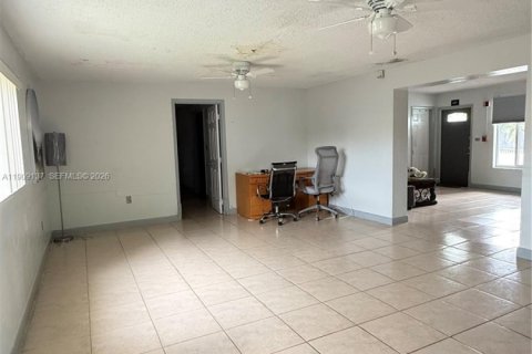 House in Hialeah, Florida 4 bedrooms, 163.88 sq.m. № 2082132 - photo 8