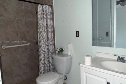 House in Hialeah, Florida 4 bedrooms, 163.88 sq.m. № 2082132 - photo 13