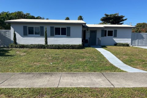 House in Hialeah, Florida 4 bedrooms, 163.88 sq.m. № 2082132