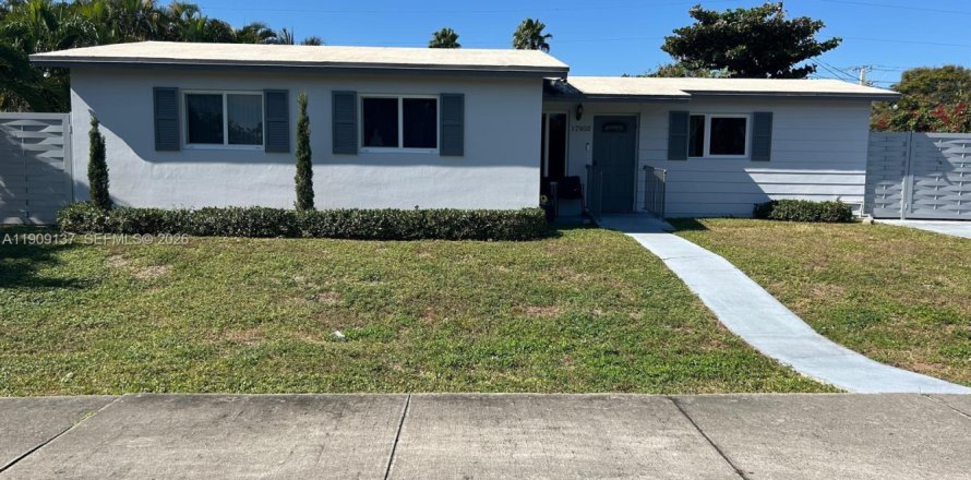 House in Hialeah, Florida 4 bedrooms, 163.88 sq.m. № 2082132