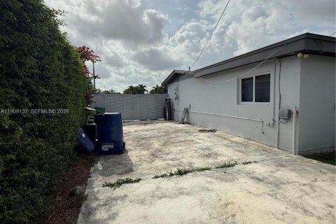 House in Hialeah, Florida 4 bedrooms, 163.88 sq.m. № 2082132 - photo 18