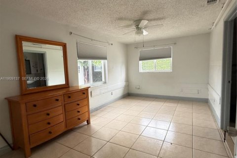House in Hialeah, Florida 4 bedrooms, 163.88 sq.m. № 2082132 - photo 14