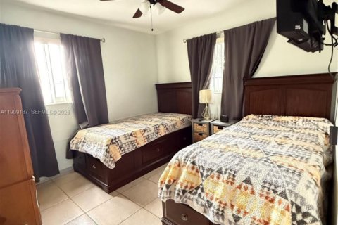 House in Hialeah, Florida 4 bedrooms, 163.88 sq.m. № 2082132 - photo 10