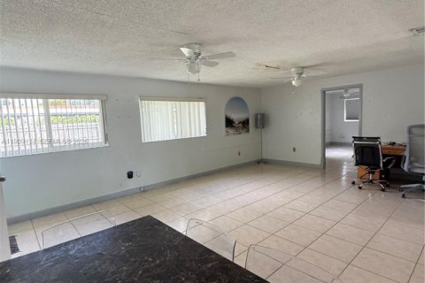House in Hialeah, Florida 4 bedrooms, 163.88 sq.m. № 2082132 - photo 7