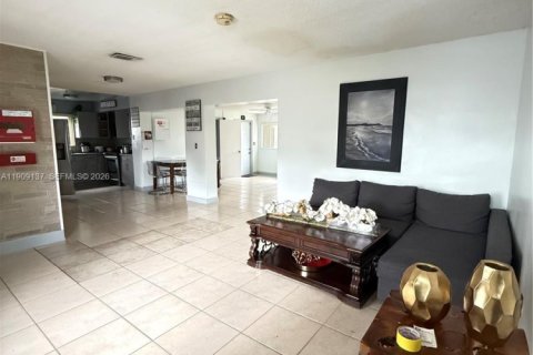 House in Hialeah, Florida 4 bedrooms, 163.88 sq.m. № 2082132 - photo 2