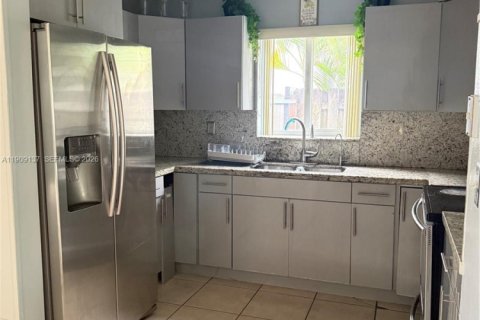 House in Hialeah, Florida 4 bedrooms, 163.88 sq.m. № 2082132 - photo 6