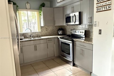House in Hialeah, Florida 4 bedrooms, 163.88 sq.m. № 2082132 - photo 5