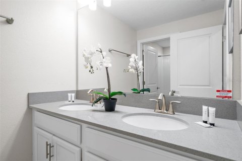 Townhouse in Davenport, Florida 4 bedrooms, 177.81 sq.m. № 2165984 - photo 25