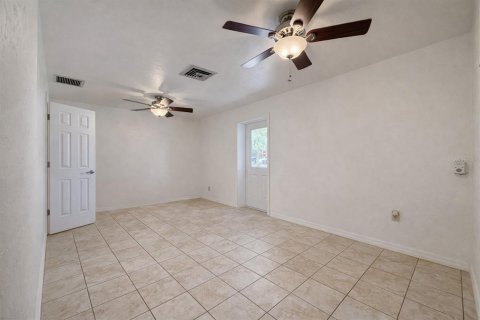 House in Haines City, Florida 4 bedrooms, 272.48 sq.m. № 2195450 - photo 18