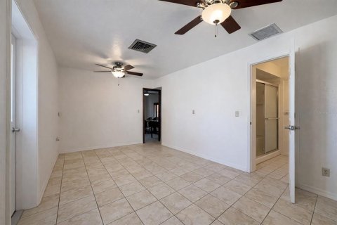 House in Haines City, Florida 4 bedrooms, 272.48 sq.m. № 2195450 - photo 14