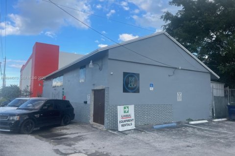 Propiedad comercial en venta en Miami, Florida № 2055043 - foto 3