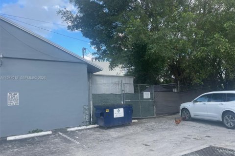 Propiedad comercial en venta en Miami, Florida № 2055043 - foto 2