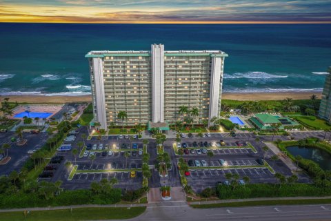 Condo in Jensen Beach, Florida, 2 bedrooms  № 837889 - photo 1