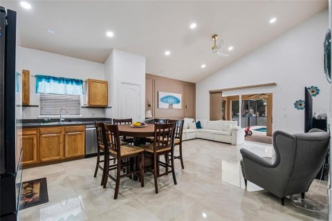 House in Davenport, Florida 5 bedrooms, 223.89 sq.m. № 2234623 - photo 12