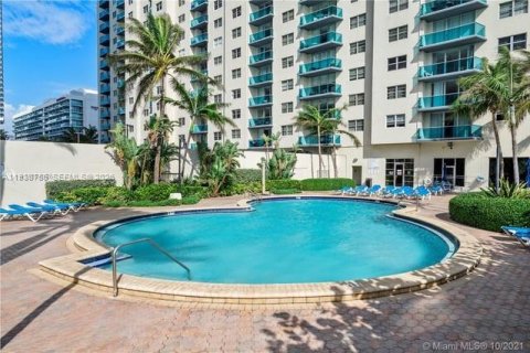 Condominio en venta en Hollywood, Florida, 2 dormitorios, 126.16 m2 № 2006704 - foto 16