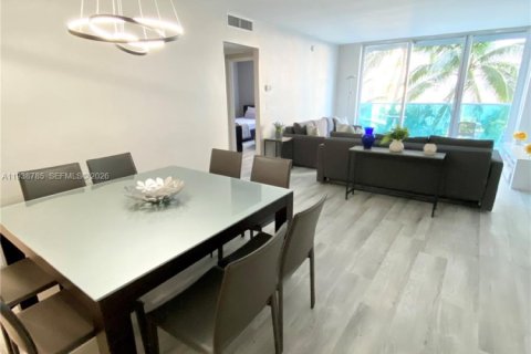 Condominio en Hollywood, Florida, 2 dormitorios  № 2006704