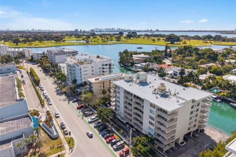 Condo in Bay Harbor Islands, Florida, 1 bedroom  № 2031752 - photo 2