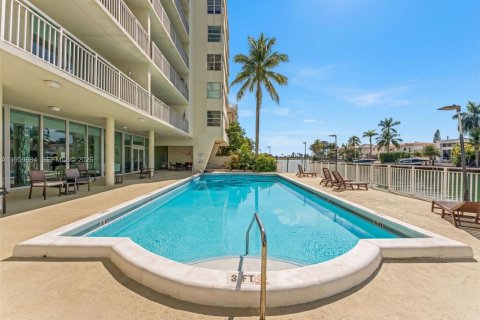 Condo in Bay Harbor Islands, Florida, 1 bedroom  № 2031752 - photo 17