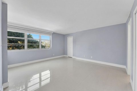 Condo in Bay Harbor Islands, Florida, 1 bedroom  № 2031752 - photo 9