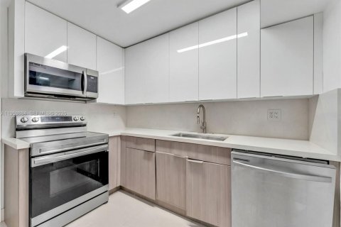 Condo in Bay Harbor Islands, Florida, 1 bedroom  № 2031752 - photo 14