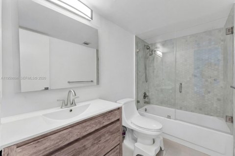 Condo in Bay Harbor Islands, Florida, 1 bedroom  № 2031752 - photo 12