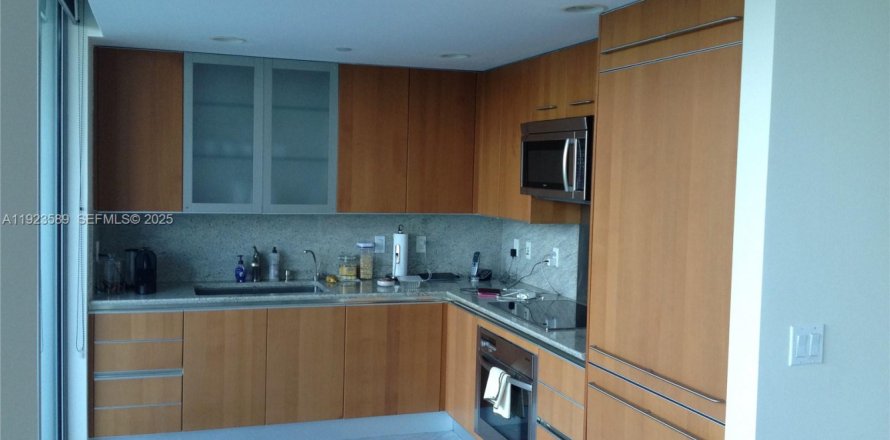 Кондоминиум с 2 спальнями в Майами, Флорида № 1983606