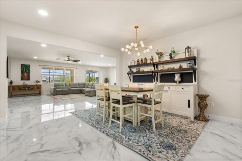 House in Orlando, Florida 6 bedrooms, 404.96 sq.m. № 1688506 - photo 6