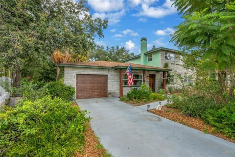 House in Brandon, Florida 3 bedrooms, 189.89 sq.m. № 2313115 - photo 5