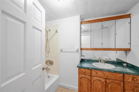 House in Brandon, Florida 3 bedrooms, 189.89 sq.m. № 2313115 - photo 20