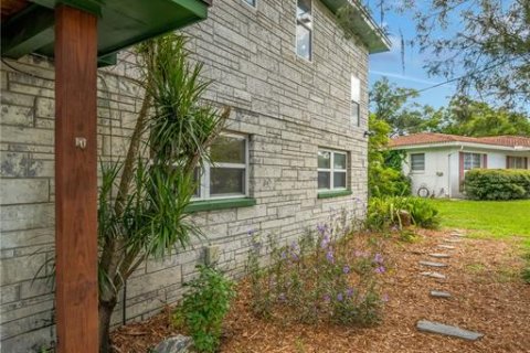 House in Brandon, Florida 3 bedrooms, 189.89 sq.m. № 2313115 - photo 8