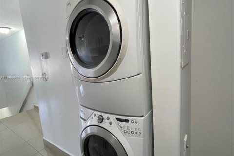 Condominio en alquiler en Miami, Florida, 3 dormitorios, 81.75 m2 № 2030935 - foto 11